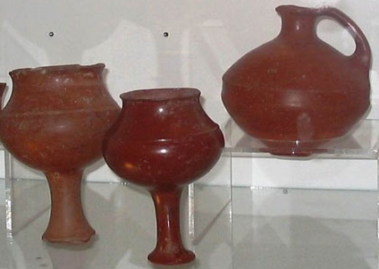MÖ 8. yüzyıla tarihlenen, kırmızı hamurlu Urartu içki kapları.